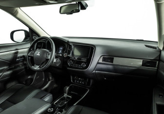 Подержанный автомобиль Mitsubishi Outlander 2020 года (9 фото)