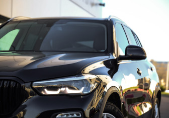 Подержанный автомобиль BMW X5 2021 года (2 фото)