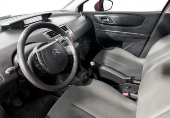 Подержанный автомобиль Citroen C4 Hatchback 2010 года (9 фото)