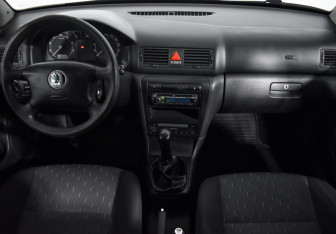 Подержанный автомобиль Skoda Octavia Liftback 2009 года (13 фото)