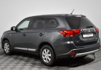 Подержанный автомобиль Mitsubishi Outlander 2016 года (7 фото)