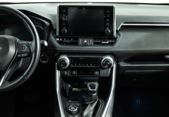 Подержанный автомобиль Toyota RAV4 2020 года (14 фото)