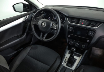 Подержанный автомобиль Skoda Octavia Liftback 2018 года (8 фото)
