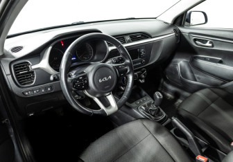 Подержанный автомобиль Kia Rio Hatchback 2021 года (11 фото)