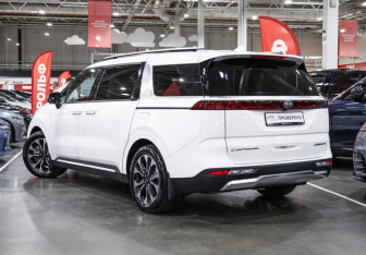 Подержанный автомобиль Kia Carnival 2021 года (7 фото)