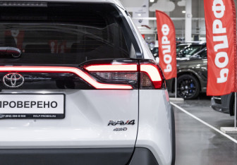 Подержанный автомобиль Toyota RAV4 2022 года (9 фото)