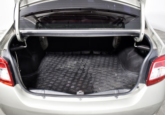 Подержанный автомобиль Renault Logan Sedan 2017 года (16 фото)