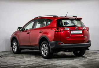 Подержанный автомобиль Toyota RAV4 2014 года (7 фото)
