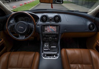 Подержанный автомобиль Jaguar XJ 2013 года (9 фото)