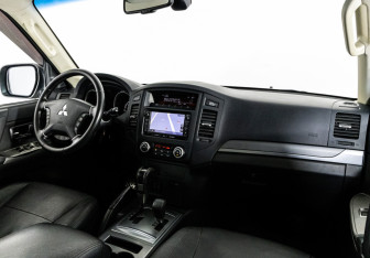 Подержанный автомобиль Mitsubishi Pajero 2014 года (9 фото)