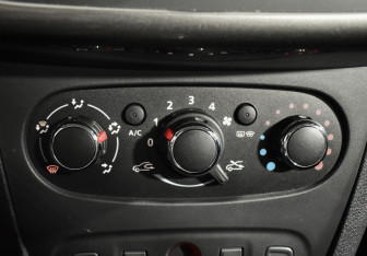 Подержанный автомобиль Renault Sandero 2022 года (15 фото)