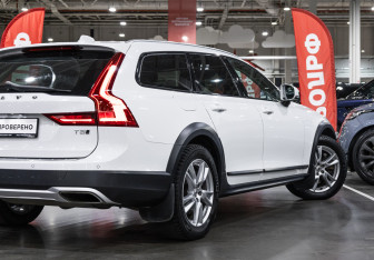 Подержанный автомобиль Volvo V90 Cross Country 2018 года (10 фото)
