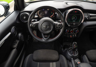 Подержанный автомобиль MINI Hatch 2020 года (12 фото)