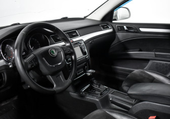 Подержанный автомобиль Skoda Superb Liftback 2011 года (9 фото)