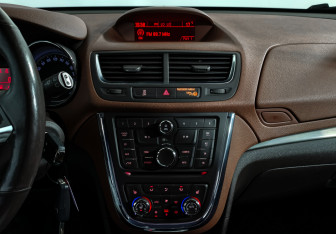 Подержанный автомобиль Opel Mokka 2013 года (17 фото)