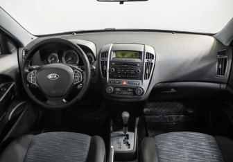 Подержанный автомобиль Kia Ceed Hatchback 2009 года (10 фото)