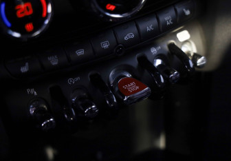 Подержанный автомобиль MINI Hatch 2019 года (17 фото)