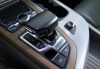 Подержанный автомобиль Audi Q7 2017 года (16 фото)