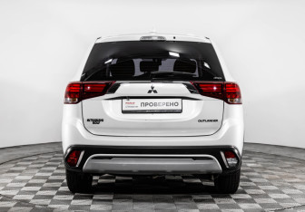 Подержанный автомобиль Mitsubishi Outlander 2018 года (6 фото)