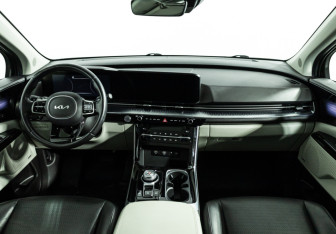 Подержанный автомобиль Kia Carnival 2022 года (14 фото)