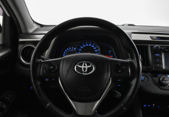 Подержанный автомобиль Toyota RAV4 2015 года (20 фото)