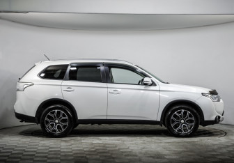 Подержанный автомобиль Mitsubishi Outlander 2014 года (4 фото)