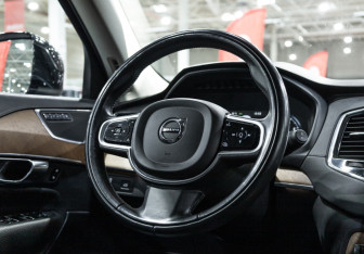 Подержанный автомобиль Volvo XC90 2020 года (19 фото)