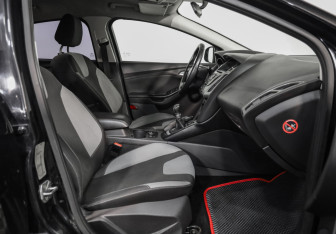 Подержанный автомобиль Ford Focus Hatchback 2012 года (19 фото)