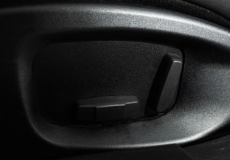 Подержанный автомобиль Jaguar XE 2016 года (18 фото)