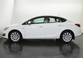 Подержанный автомобиль Opel Astra Sedan 2013 года (8 фото)