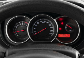 Подержанный автомобиль Nissan Tiida Hatchback 2011 года (17 фото)