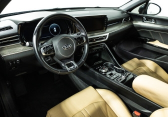 Подержанный автомобиль Kia K5 2020 года (11 фото)