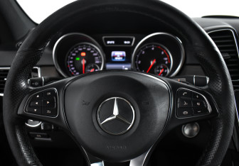 Подержанный автомобиль Mercedes-Benz GLE 2015 года (19 фото)