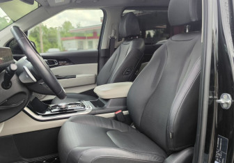 Подержанный автомобиль Kia Carnival 2021 года (9 фото)