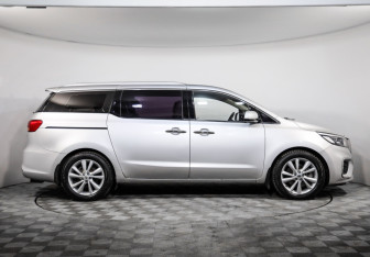 Подержанный автомобиль Kia Carnival 2018 года (4 фото)
