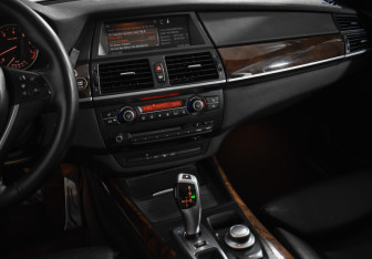 Подержанный автомобиль BMW X5 2007 года (19 фото)