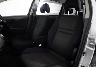 Подержанный автомобиль Toyota Wish Compactvan 2005 года (16 фото)