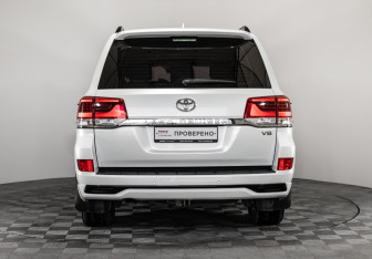 Подержанный автомобиль Toyota Land Cruiser Suv 2016 года (6 фото)