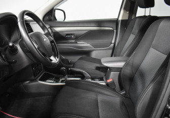 Подержанный автомобиль Mitsubishi Outlander 2018 года (10 фото)
