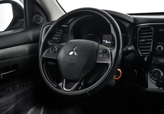 Подержанный автомобиль Mitsubishi Outlander 2017 года (15 фото)