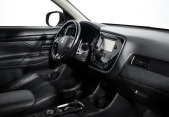 Подержанный автомобиль Mitsubishi Outlander 2016 года (13 фото)