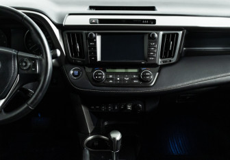 Подержанный автомобиль Toyota RAV4 2018 года (14 фото)