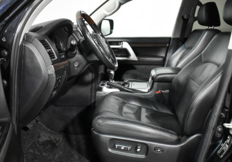 Подержанный автомобиль Toyota Land Cruiser Suv 2015 года (12 фото)