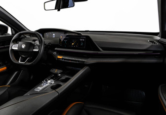 Подержанный автомобиль Changan UNI-V 2023 года (14 фото)