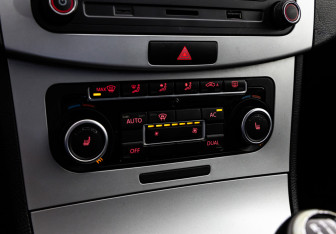 Подержанный автомобиль Volkswagen Passat Sedan 2011 года (15 фото)