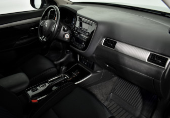 Подержанный автомобиль Mitsubishi Outlander 2017 года (13 фото)