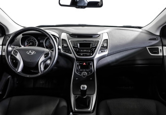 Подержанный автомобиль Hyundai Elantra Sedan 2015 года (10 фото)