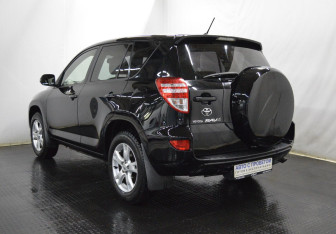 Подержанный автомобиль Toyota RAV4 2009 года (7 фото)