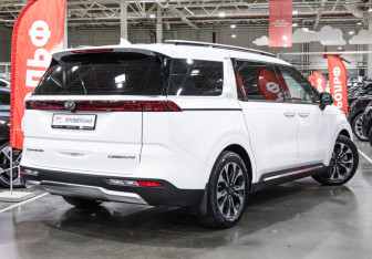 Подержанный автомобиль Kia Carnival 2021 года (5 фото)