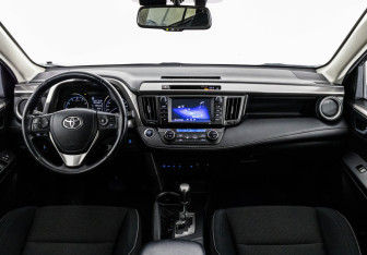 Подержанный автомобиль Toyota RAV4 2018 года (10 фото)